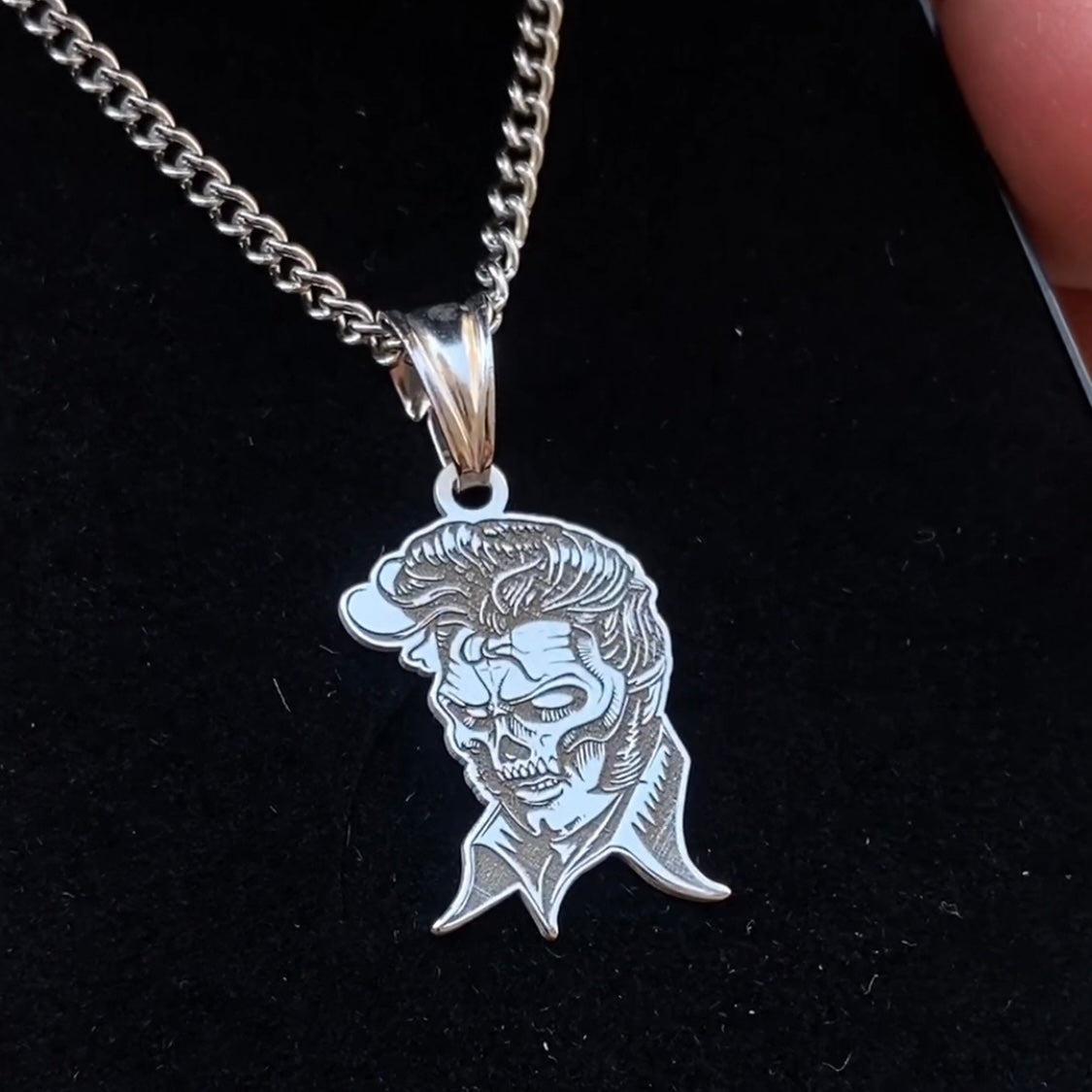 SALMO PENDENT